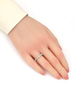 خاتم نسائي أنيق بتصميم ناعم مرصع بفصوص الزركون