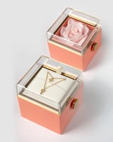 سلسال ذهبي على شكل مفتاح داخل علبة مزينة بالورد