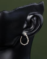 حلق ذهبي مزين بالزركون تصميم دائري