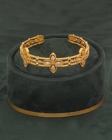 طقم اسوارة وخاتم ذهبي شكل وردة بلمعة الألماس