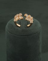 طقم زركون ذهبي بتصميم جذاب مكون من اسوارة وخاتم