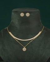 طقم نسائي فاخر ساعة ذهبية مع سلسال و حلق مرصعات با...