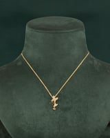 سلسال الفراشات الذهبية بتصميم انيق بلمعة الألماس