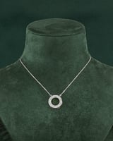 سلسال نسائي فضي بتعليقة دائرية انيقة بلمعة الألماس