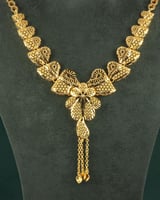 طقم مجوهرات نسائية للمناسبات مزين ببريق الذهب