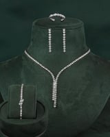 طقم مجوهرات فضي راقٍ بحبات زركون