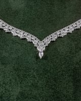 طقم مجوهرات فضي بتصميم كلاسيكي مزخرف مرصع بالزركون...