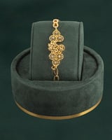 تشكيلة مجوهرات ذهبية فاخرة مع ساعة أنيقة