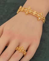 طقم اسوارة وخاتم ذهبي شكل وردة بلمعة الألماس