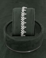 طقم نسائي فضي مزين بفصوص الزركون الأبيض