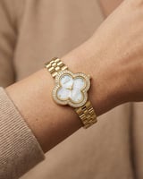 ساعة خاتون النسائية بتصميم زهرة البرسيم