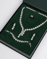 وردة الياسمين -طقم نسائي فضي مزدان بالزركون 5 قطع...