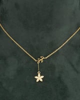 سلسال ذهبي مع تعليقة مزدوجة ورق الشجر وزهرة