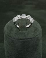 طقم فضي أنيق مرصع بالزركون مع ساعة يد مميزة