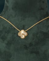 طقم وساعة بتصميم عالمي متناسق لون ذهبي