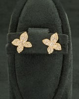 حلق ذهبي تصميم وردة مزين بالزركون