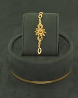 طقم مجوهرات بلمعة الذهب مع ساعة يد نسائية