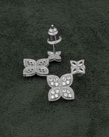 حلق نسائي فضي تصميم زهرة مزدوجة بمرصعة بفصوص الزرك...