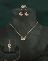 طقم مجوهرات جذاب بتصميم ذهبي