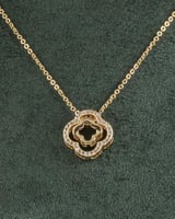 سلسال ذهبي بتعليقة الزهرة مزين بفصوص الزركون