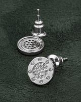 أقراط دائرية بتصميم فضي مرصع بالزركون