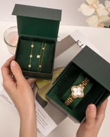 طقم ساعة وأساور فاخرة بلون ذهبي و تصميم عالمي مرصّ...