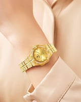 ساعة يد نسائية ذهبية بإطار من الزركون اللامع