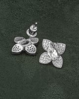 حلق وردة ماسية مزين بفص من الزركون الأبيض