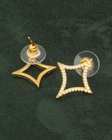 أقراط ذهبية ناعمة للنساء بتصميم فاخر