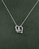 سلسال فضي بتعليقة على شكل حرف U تصميم مزدوج