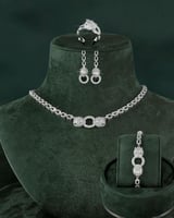 طقم مجوهرات بتصميم راس النمر يعكس القوة والفخامة م...