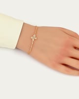 إسوارة ذهبية بتصميم البتلة الماسية المرصعة بالكامل...