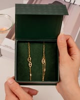 طقم ساعة وأساور فاخرة بلون ذهبي فضي مرصّع بالزركون