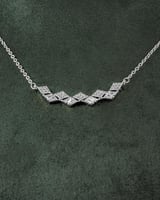 طقم زركون ناعم متألق بحبات الزركون بتصميم هندسي