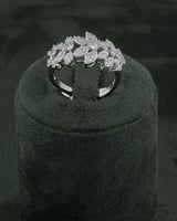 طقم نسائي فضي يتألق بحبات الزركون الماسية للمناسبا...