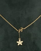 سلسال ذهبي مع تعليقة مزدوجة ورق الشجر وزهرة