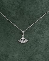 سلسال نسائي فضي تصميم عالمي بفصوص الزركون