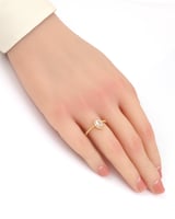 خاتم زركون ذهبي مزين بفصوص الزركون