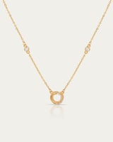 سلسال نسائي ناعم بتصميم الدوائر الذهبية المتداخلة