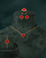 طقم مجوهرات بديل الذهب مزين بالورد الاحمر