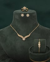 طقم مجوهرات ذهبي تصميم ناعم بلمعة الألماس