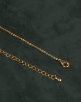 سلسال ذهبي ناعم مع تعليقة الفهد بلمعة الألماس