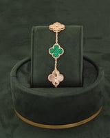 طقم مجوهرات مطلية بالروز غولد وتزينها الورود الخضر...