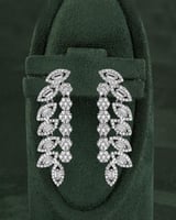 طقم نسائي فضي مزين بالزركون تصميم فاخر