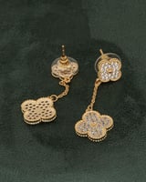 أقراط ذهبية ناعمة بتصميم زهرة البرسيم الايقوني للن...