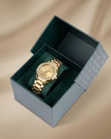 ساعة خاتون الذهبية بتصميم كلاسيكي ونقش إغريقي