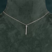 سلسال زركون فضي ناعم مع تعليقة المسمار