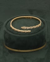 اسوارة وخاتم تصميم ناعم ستايل مفعم بالأنوثة