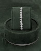 طقم فضي أنيق مرصع بالزركون مع ساعة يد مميزة