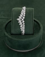 طقم نسائي فضي مزين بالزركون تصميم فاخر